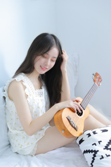 和妈妈在家里做运动的